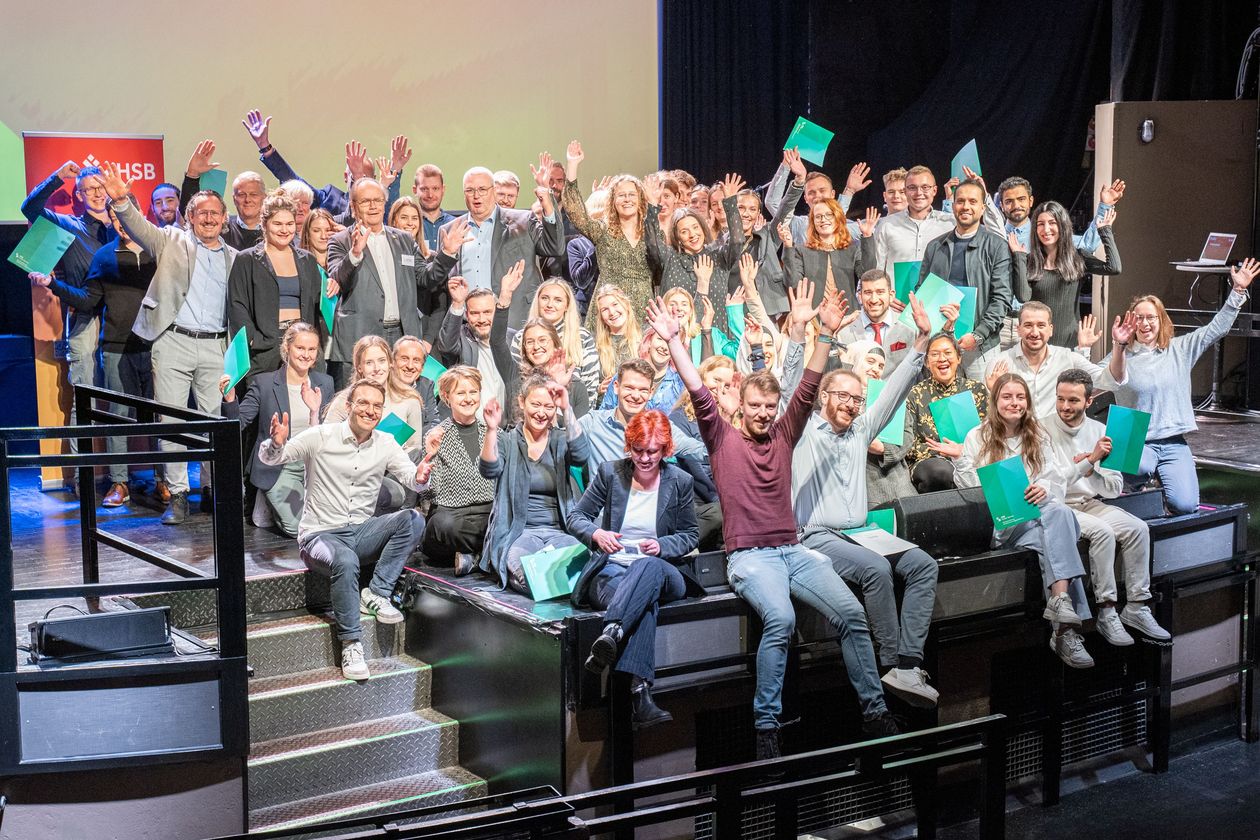 Gruppenbild mit jubelnden Männern und Frauen