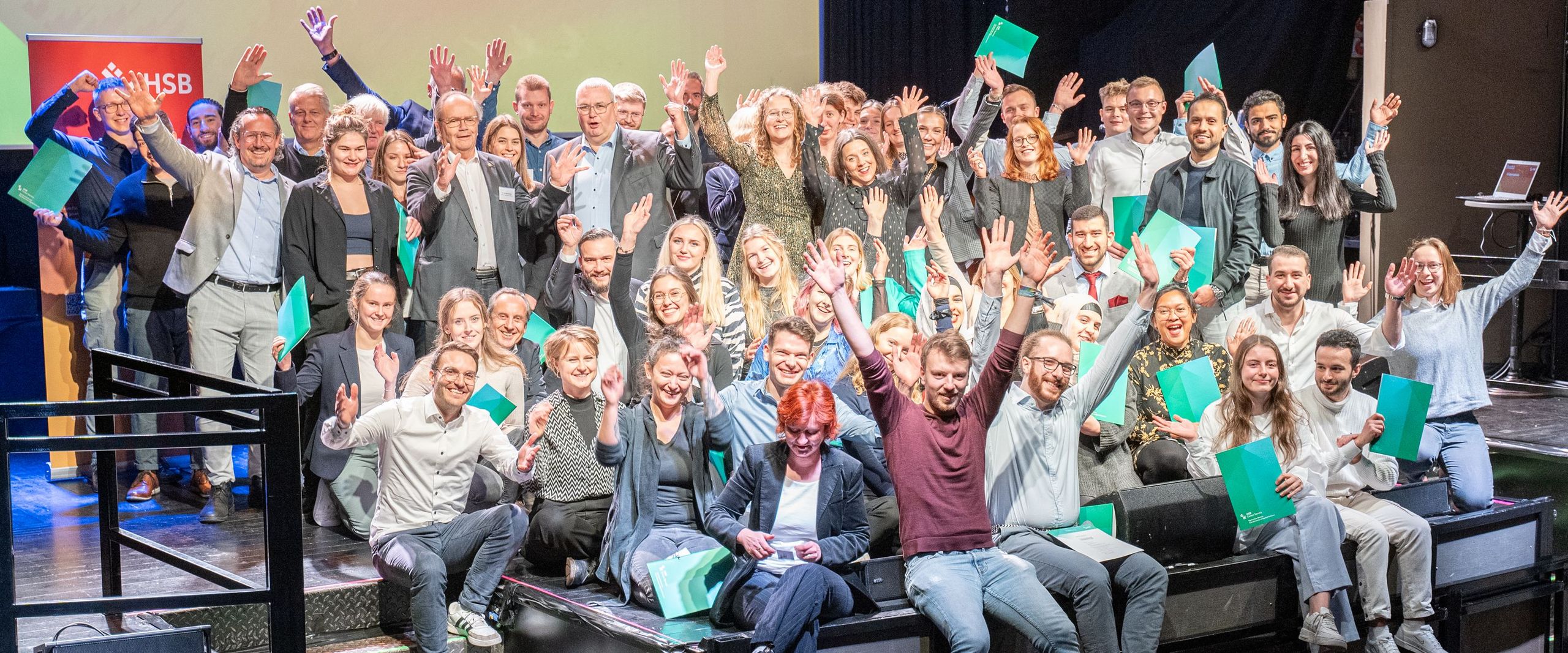 Gruppenbild mit jubelnden Männern und Frauen