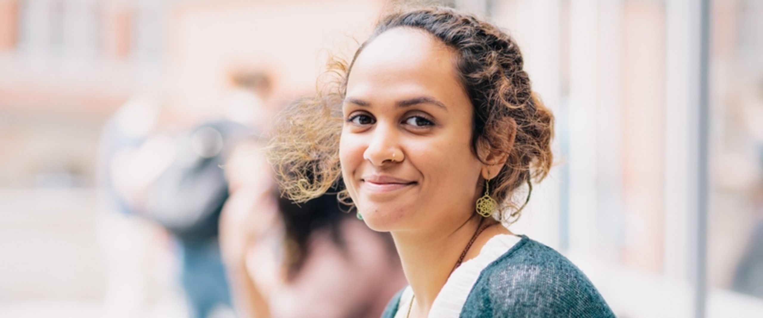 Junge Studentin Junge Studentin mit dunklen, lockigen Haaren