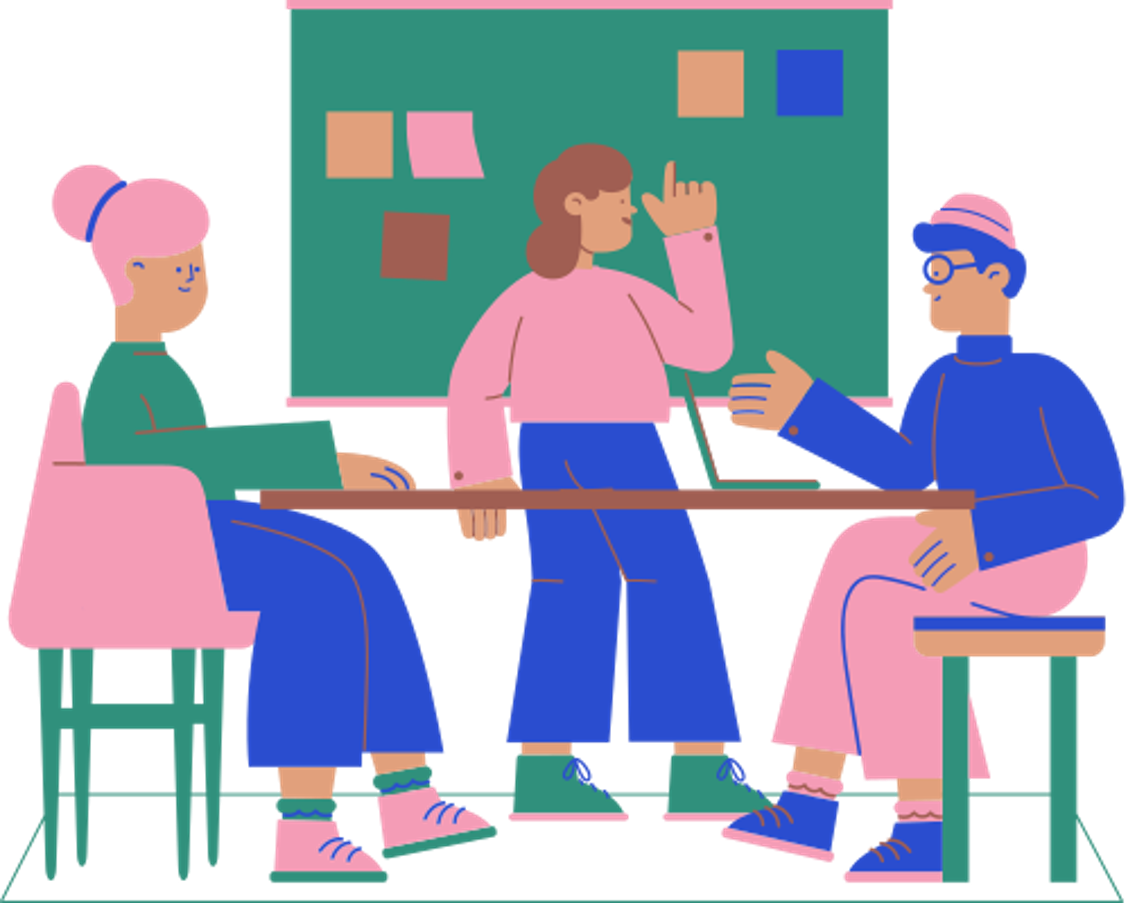 Eine Person steht vor einer Tafel und erklärt etwas. Davor sitzen zwei Personen gegenüber an einem Tisch.