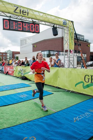 Eine L&auml;uferin kommt durch das Ziel.