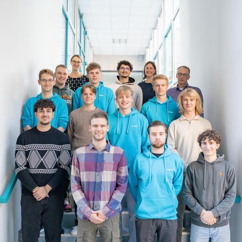 Gruppenfoto von Studierenden und Besch&auml;ftigten auf Treppe 