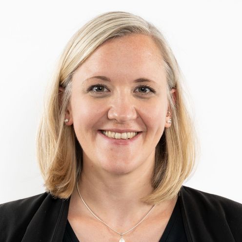 Portrait einer Frau mit schulterlangen blonden Haaren