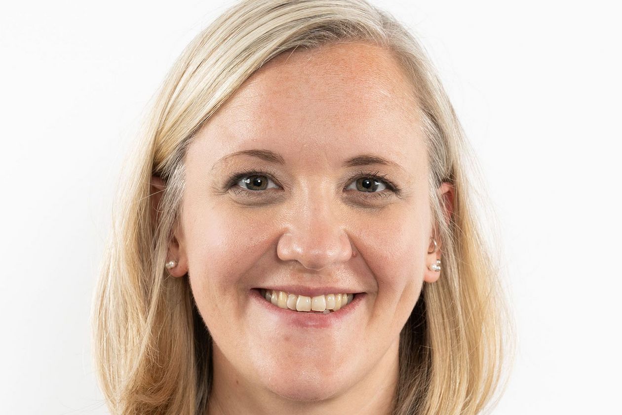 Portrait einer Frau mit schulterlangen blonden Haaren