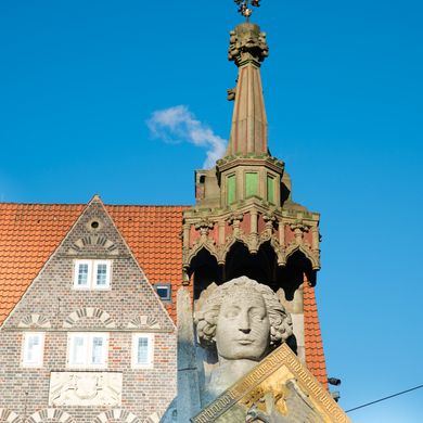 Die Statue des Roland von Bremen, ein Ritter mit Schwert und Schild, auf dem Bremer Marktplatz.