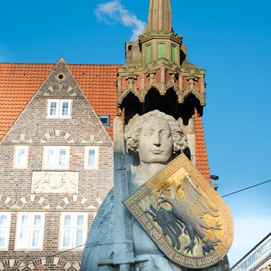 Die Statue des Roland von Bremen, ein Ritter mit Schwert und Schild, auf dem Bremer Marktplatz.