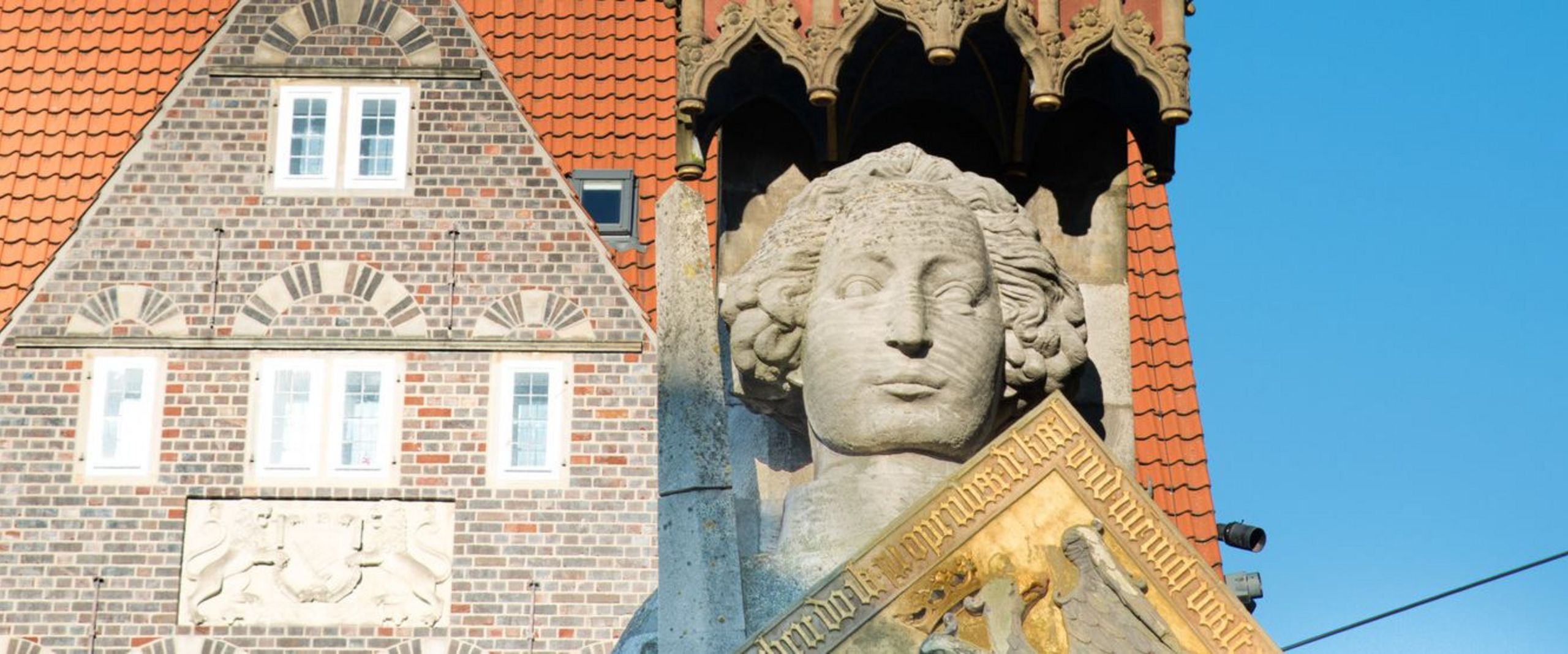 Die Statue des Roland von Bremen, ein Ritter mit Schwert und Schild, auf dem Bremer Marktplatz.