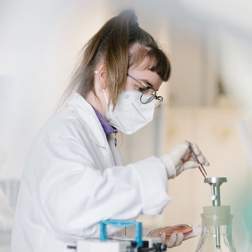 Umwelttechnik-Studentin bei einem Versuch im Hygienepraktikum