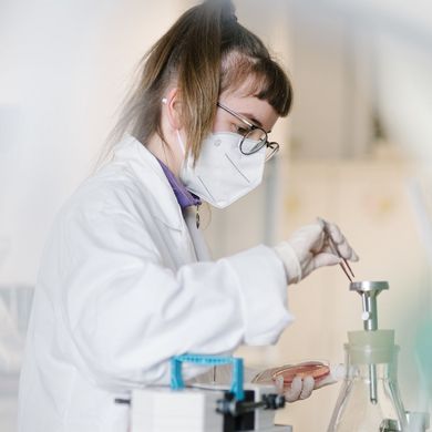 Umwelttechnik-Studentin bei einem Versuch im Hygienepraktikum