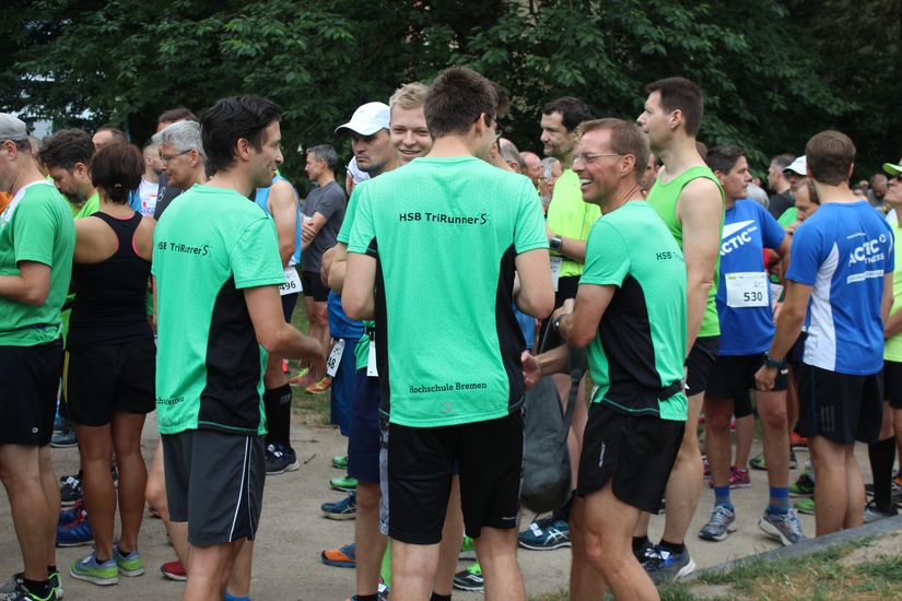 Eine Gruppe von L&auml;ufern unterh&auml;lt sich.