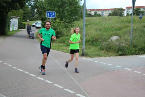 Ein L&auml;ufer und eine L&auml;uferin beim Trainingslager in Waren.