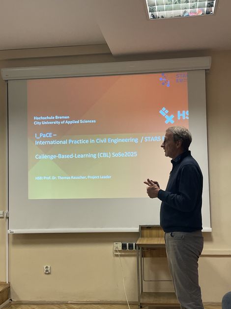 I-PaCE besucht Cracow University of Technology - Prof. Dr. Rauscher präsentiert ein internationales CBL-Konzept. Foto: HSB / Gonca Efe-Şahantürk  I-PaCE besucht Cracow University of Technology - Prof. Dr. Rauscher präsentiert ein internationales CBL-Konzept. Foto: HSB / Gonca Efe-Şahantürk