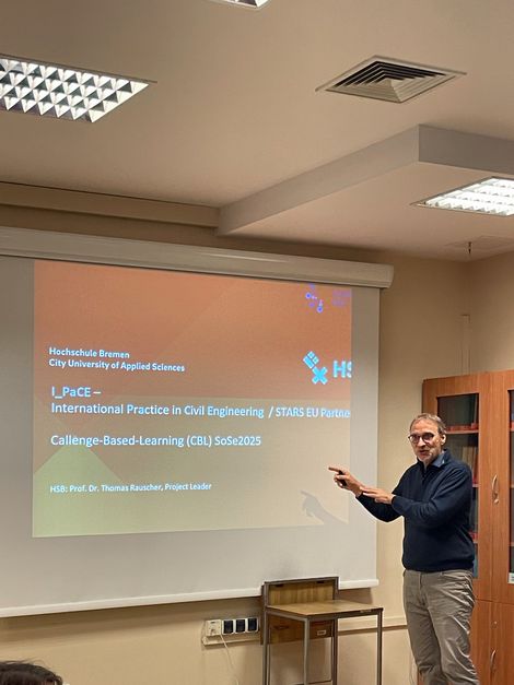 I-PaCE besucht Cracow University of Technology - Prof. Dr. Rauscher präsentiert ein internationales CBL-Konzept. Foto: HSB / Gonca Efe-Şahantürk  I-PaCE besucht Cracow University of Technology - Prof. Dr. Rauscher präsentiert ein internationales CBL-Konzept. Foto: HSB / Gonca Efe-Şahantürk