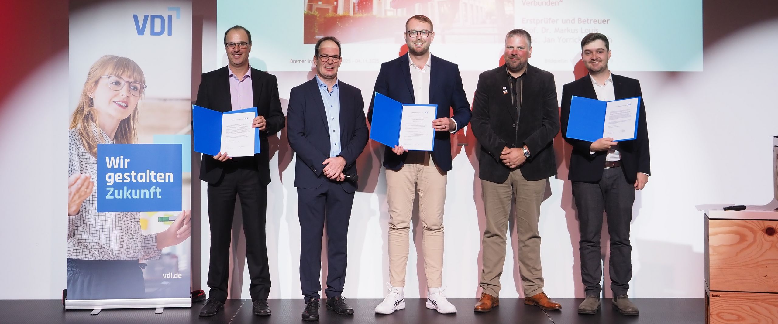 Bremer Ingenieurpreis 2025 Gruppenbild mit 5 Männern. Drei halten eine Urkunde.
