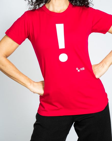 Das Model trägt ein rotes Damen-T-Shirt mit der Aufschrift “!“.