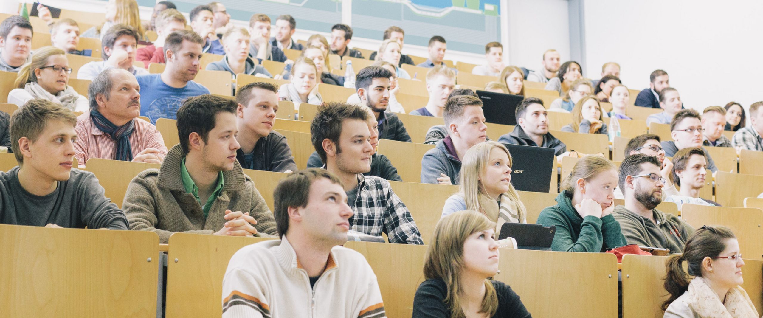 Studierende im H&ouml;rsaal