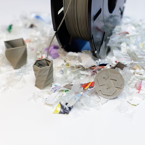 Kleine M&uuml;llreste auf einem Tisch mit Ger&auml;ten