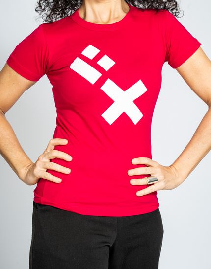 Das Model tr&auml;gt ein rotes Damen T-Shirt mit HSB-Logo.