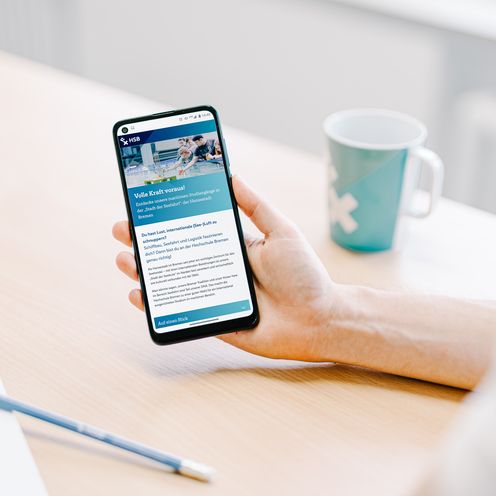 Smartphone Handy mit Kampagne "Auf zur HSB" auf Display