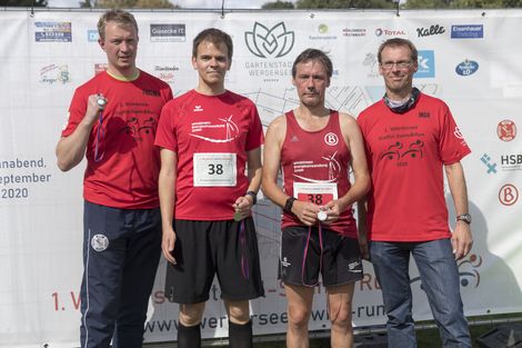 Teilnehmende beim Werdersee Swim & Run 2020 posieren mit ihrer Urkunde