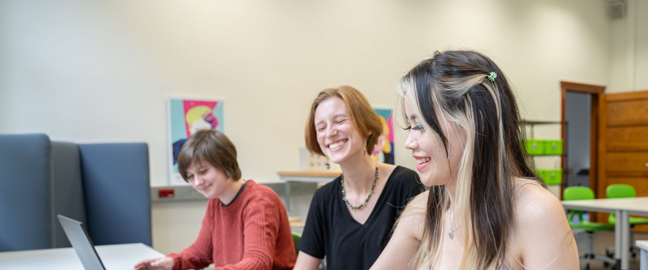 Die Studentinnen Isabelle Kirck (Medieninformatik), Josephine Franke (Bionik) und Sophie Mießner (Informatik) entwickeln Mitmachaktionen im meetMINT-Space.