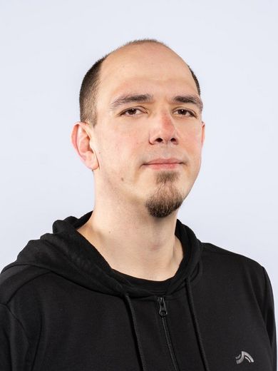 Auf dem Foto ist Sascha Peters zusehen. Er hat sehr kure schwarze Haare und einen Kinnbart. Er tr&auml;gt einen schwarzen Kapuzenpullover. 