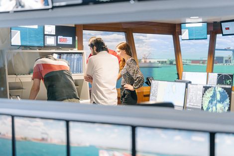Nautikstudierende im Schiffssimulator der HSB.