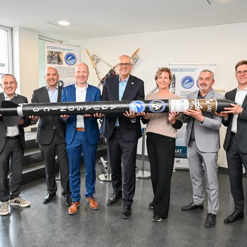 gruppenbild mit M&auml;nnern udn einer Frau