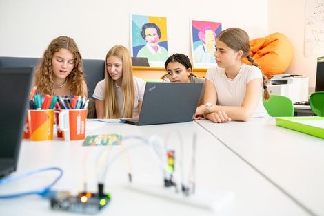 Mädchen unterhalten sich im meetMINT-Space