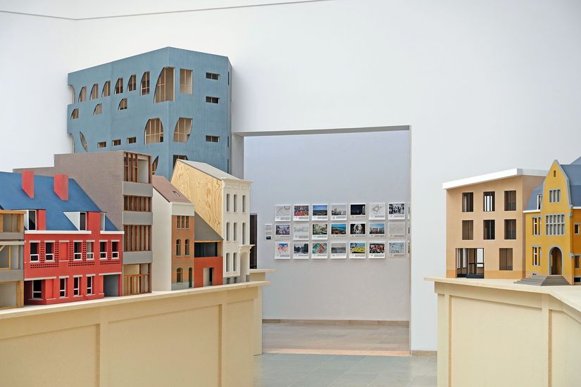 Aufgestellte Modelle von Gebäuden in einem Raum.
