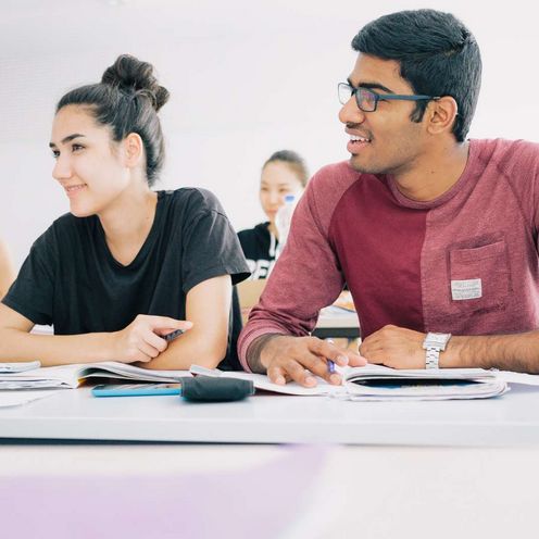 Studierende bei Gruppenarbeiten