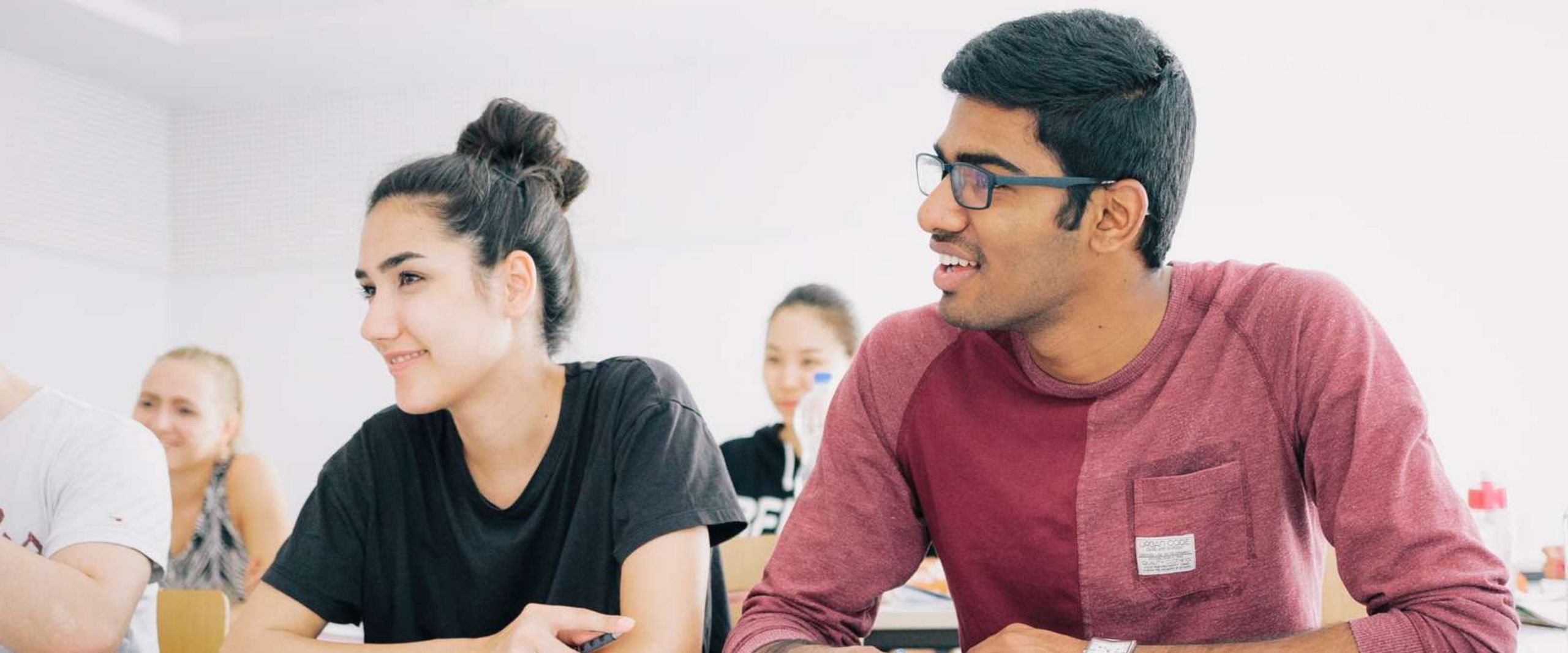 Studierende bei Gruppenarbeiten