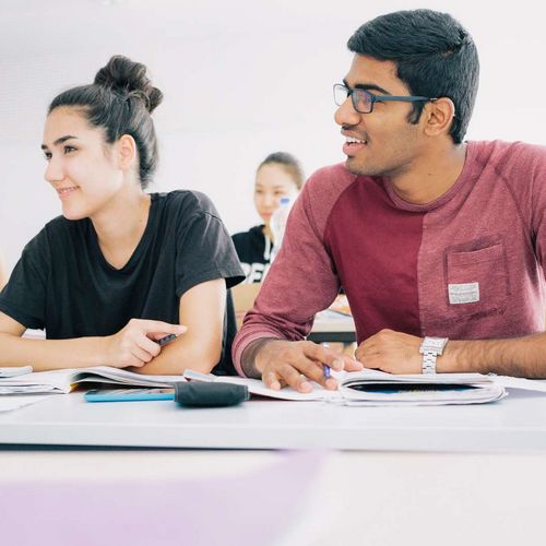 Studierende bei Gruppenarbeiten