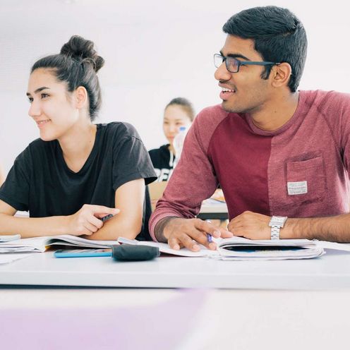 Studierende bei Gruppenarbeiten