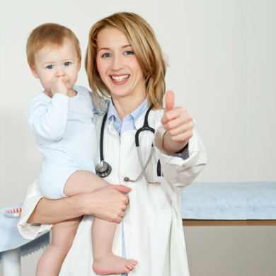 Kinder&auml;rztin mit Kleinkind auf dem Arm