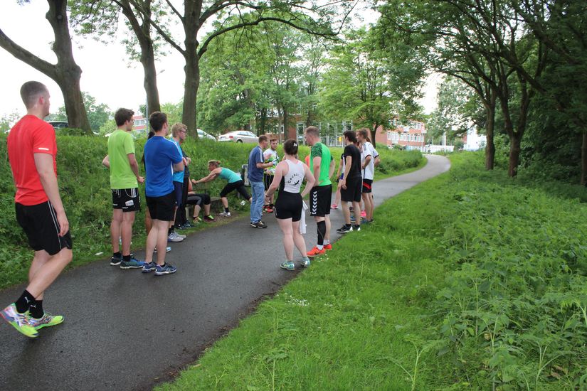 Die Gruppe von L&auml;ufern steht auf der Strecke.