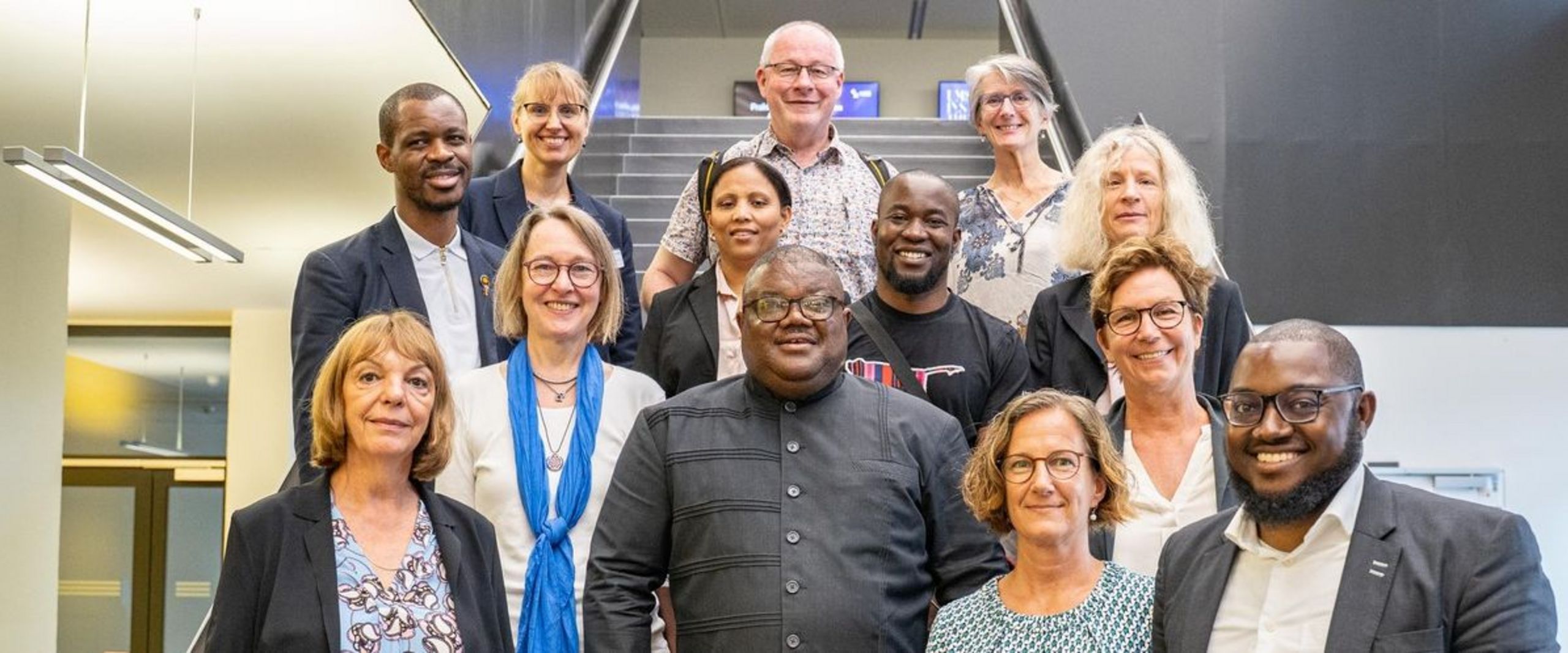 Gruppenbild mit Männern und Frauen