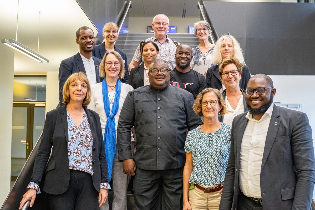 Gruppenbild mit Männern und Frauen