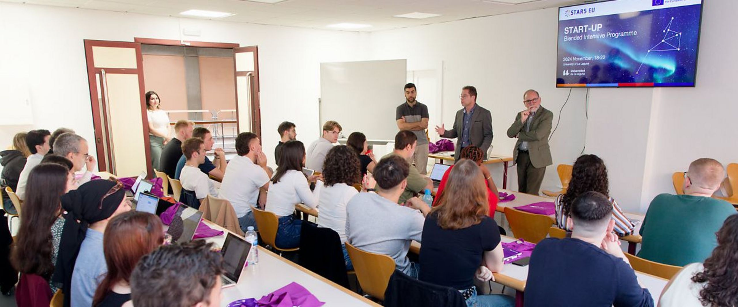 Seminarraum mit Studierenden und Lehrenden.