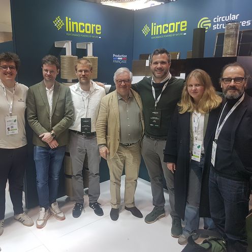 Gruppenbild von M&auml;nnern und Frauen