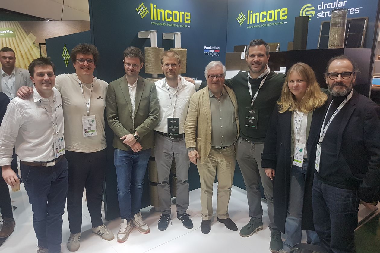 Gruppenbild von M&auml;nnern und Frauen