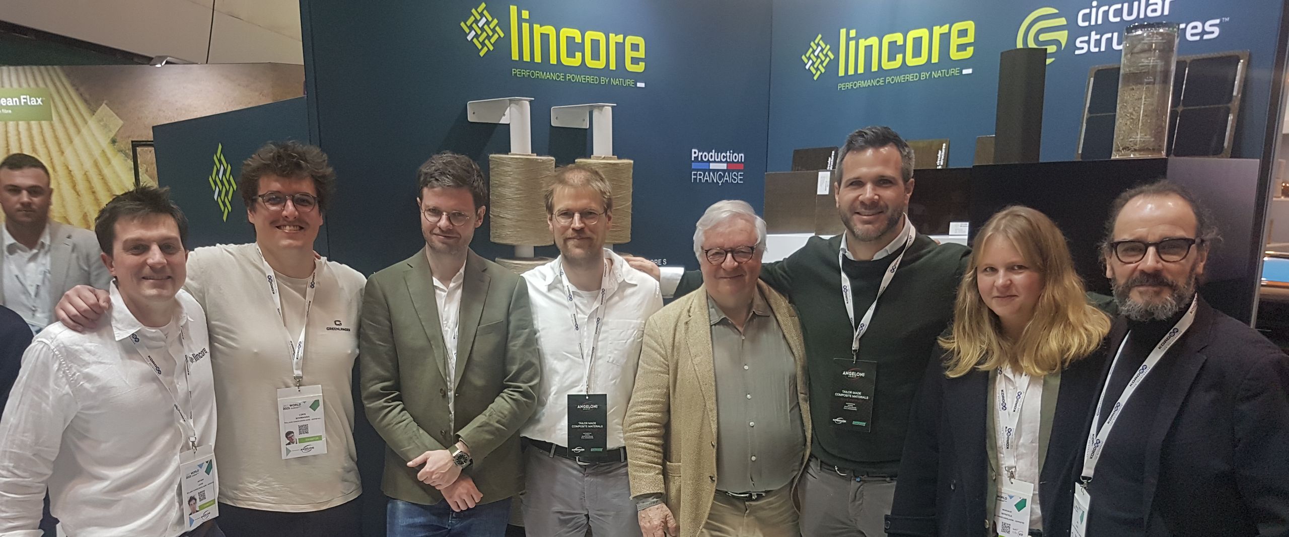 Gruppenbild von M&auml;nnern und Frauen