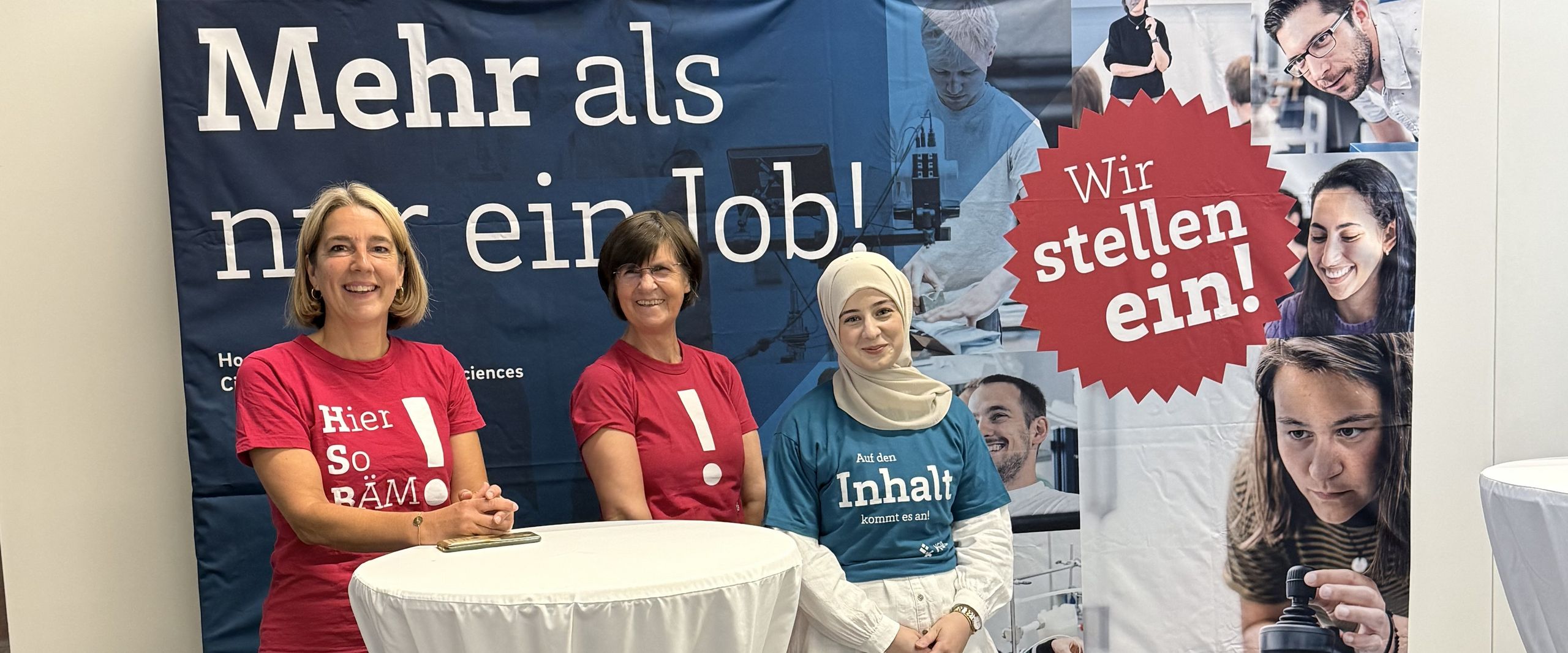 2026 Pm Job-Messe Ggruppenfoto mit drei Frauen an einem Stehtisch vor einem großen Banner