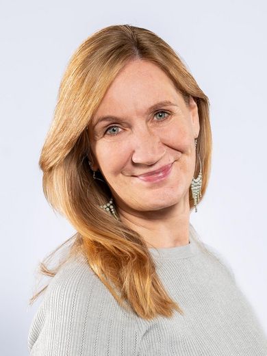 Auf dem Foto ist Stefanie G&ouml;sling zusehen. Sie hat lange blonde Haare und tr&auml;gt einen grauen Pullover. 