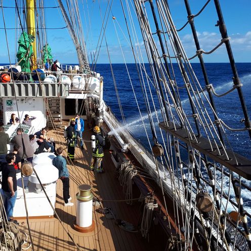 Nautikstudierende bei einer Feuerl&ouml;sch&uuml;bung an Deck des Segelschiffes Alexander von Humboldt II.