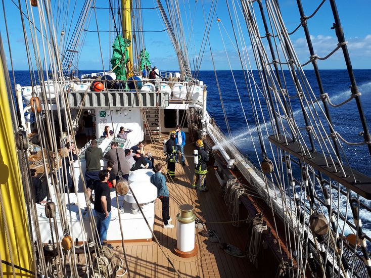 Nautikstudierende bei einer Feuerlöschübung an Deck des Segelschiffes Alexander von Humboldt II.