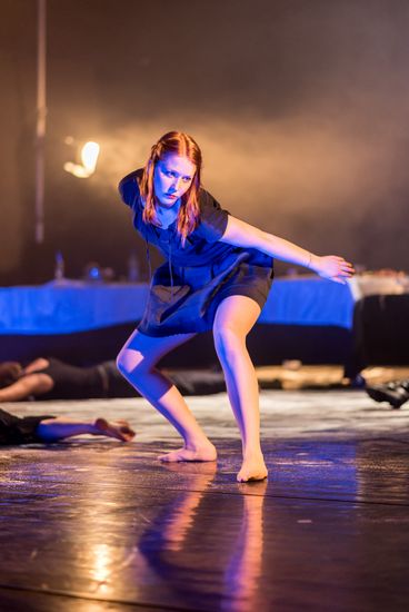 Eine Studentin bei ihrer Performance auf der Bühne für das Theaterstück Krieg & Frieden.