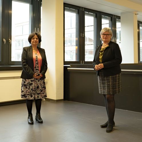 Dr. Heike Tauerschmidt (International Office), Gast-Professorin Dr. Rita Biswas, Rektorin Prof. Dr. Karin Luckey, Sara Blum (International Office). 