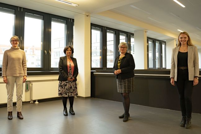 Pressefoto UAS7 Virtual Academy Dr. Heike Tauerschmidt (International Office), Gast-Professorin Dr. Rita Biswas, Rektorin Prof. Dr. Karin Luckey, Sara Blum (International Office).