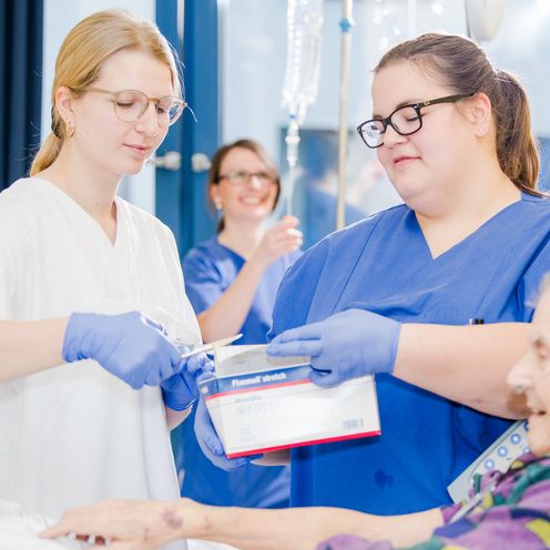 Pflegekr&auml;fte versorgen Patientin 